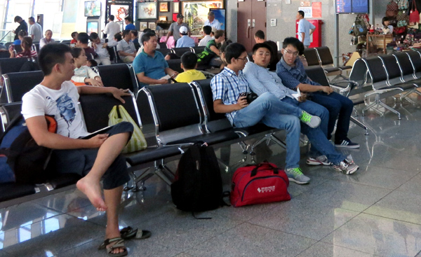 Chuyến bay chậm 3 tiếng, khách được phục vụ ăn uống