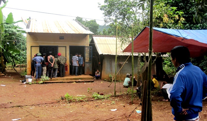 Giận vợ, chồng ôm con tự tử bằng thuốc nổ