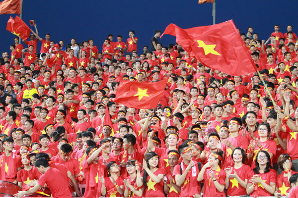 Xếp hàng suốt đêm, nhưng không thể kiên nhẫn... vài phút