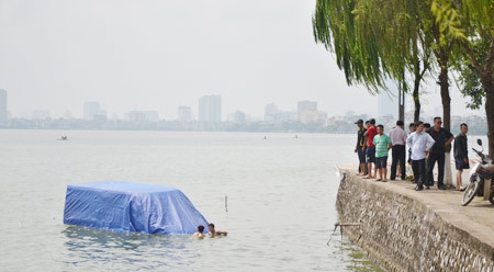 Hà Nội: Xe 16 chỗ lao xuống hồ Tây