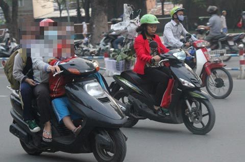 Cẩn trọng kẻo xe tay ga hại con !