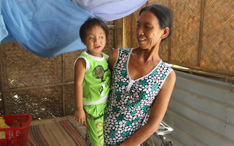 Xót lòng bé 3 tuổi bị bệnh tim, bại não và đục thủy tinh thể