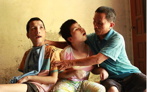 Cha già nuôi vợ liệt giường và 2 con tâm thần