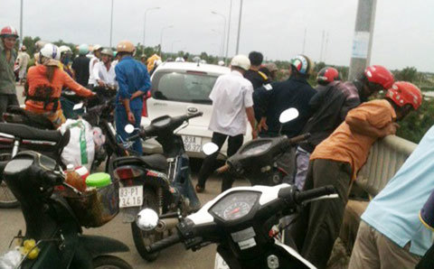 Cô gái lái xế hộp nhảy cầu khi nước đang chảy xiết