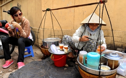 Bán trà đá, chạy xe ôm: Không ai thất nghiệp