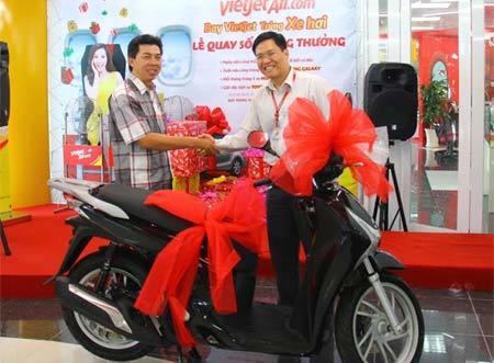 Bay Vietjet, trúng xe SH