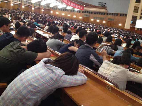 TQ: Giáo sư 92 tuổi giảng bài, sinh viên ngủ la liệt