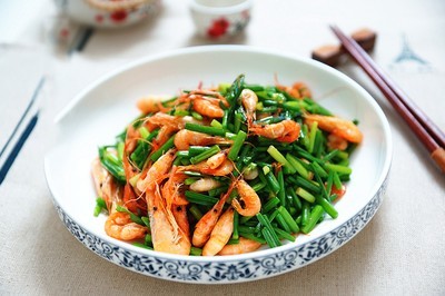 Tôm xào bông hẹ lạ miệng ngon cơm