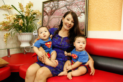 Cuộc sống sung túc của diễn viên bị chồng tạt axit