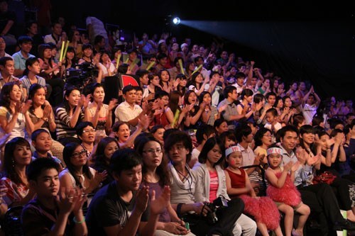 Khi MC truyền hình phải khẩn thiết 'xin' khán giả