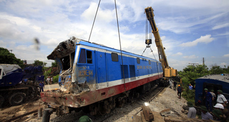 Cẩu đầu tàu lên đường ray sau vụ tai nạn nghiêm trọng