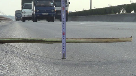 Lại xuất hiện những 'luống khoai' trên cầu Thanh Trì