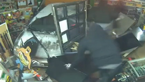 Đâm thẳng ô tô vào cửa hàng để cướp súng