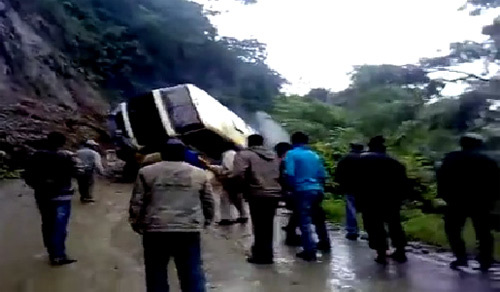 Cảnh tượng kinh hoàng ô tô trượt bánh lao xuống vực