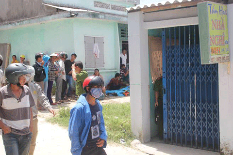 Đạp cửa xông vào nhà nghỉ đâm chết người tình của vợ