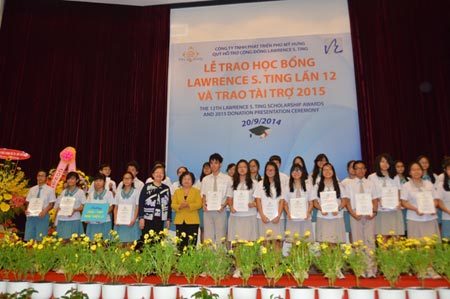 9,1 tỷ đồng học bổng cho HSSV giỏi vượt khó