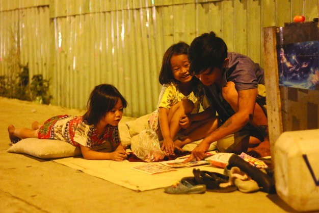 Ảnh bố nuôi con trên vỉa hè lay động cư dân mạng