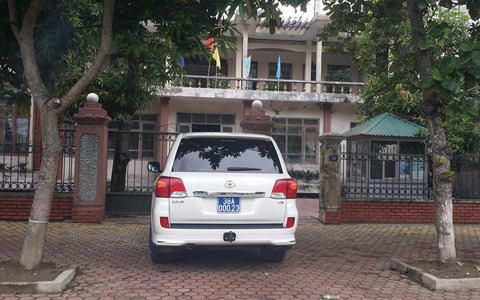 Trưởng ban Quản lý KKT đi xe sang biển xanh giả