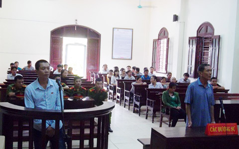 Cha già run rẩy xin giảm tội cho nghịch tử chém mình