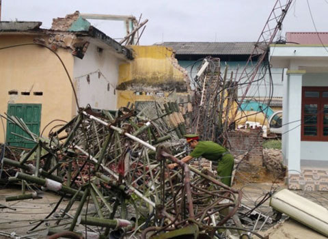 Lào Cai: Cột ăng ten truyền hình cao 80m đổ sập, gãy vụn