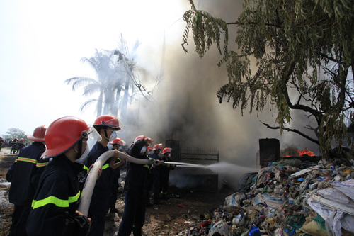 Cháy cuộn khói đen như vòi rồng ở Hà Nội