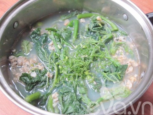 Canh ngọn bí nấu hến lạ miệng