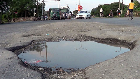 Những mét đường bị 'giết' dưới vệt bánh quá tải