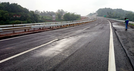 Cao tốc dài nhất VN nứt nhanh hơn dự tính?