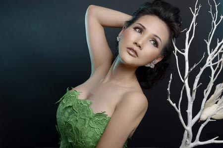 Quý bà Sonya Sương Đặng quyến rũ ngực trần với đầm xanh lá