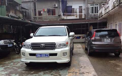 Vụ xe sang biển xanh giả: Xử lý ra sao?