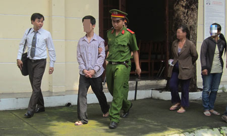 Thiếu niên lãnh án vì 'qua đêm' với bé hàng xóm