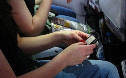 Cấm bay 4 tháng nữ hành khách dùng điện thoại trên máy bay