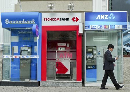 Mỗi thẻ ATM, ngân hàng siết 1,7 triệu tiền phí/ năm