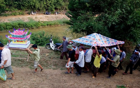 Bé gái lớp 3 đói lả, rơi kênh chết đuối