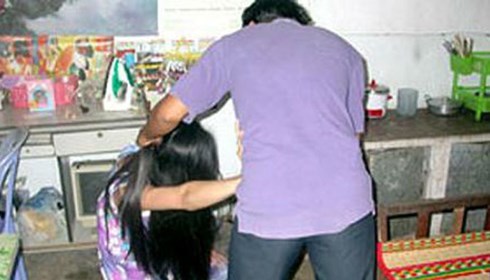 Chồng ghen tuông, dùng dao rạch vùng kín của vợ