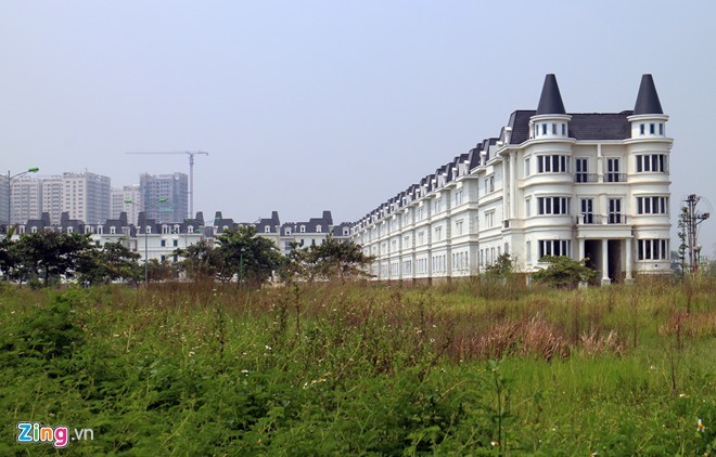 Hoang lạnh làng biệt thự kiến trúc Pháp ở Hà Nội