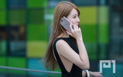 thiếu nữ, xinh như búp bê, smartphone trắng, smartphone sành điệu