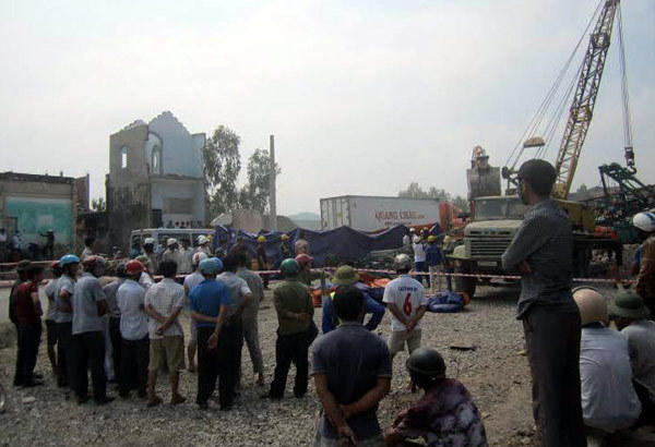 Cần cẩu đứt cáp đè chết người đi đường