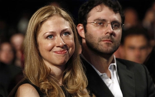 Chelsea Clinton sinh con gái