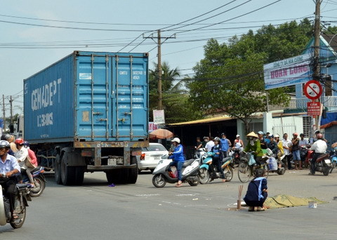 Ngất lịm bên xác con thơ ở hiện trường tai nạn