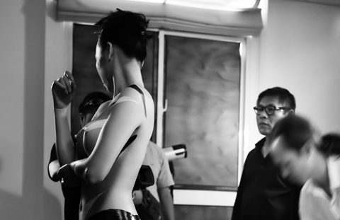 Người mẫu Việt lại khỏa thân vì body painting