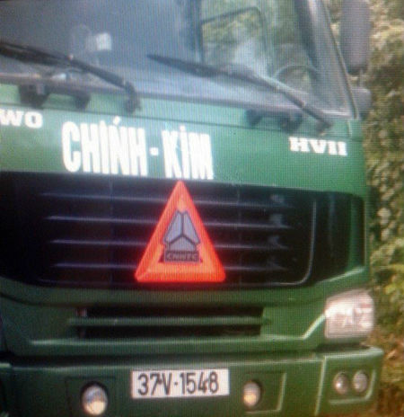 Xe ‘Hổ Vồ’ chở đá cán chết người đi đường