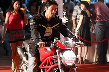 Johnny Trí Nguyễn nghiện xe đua phân khối lớn?