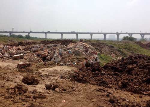 Đại công trường lấp sông Hồng bằng phế liệu