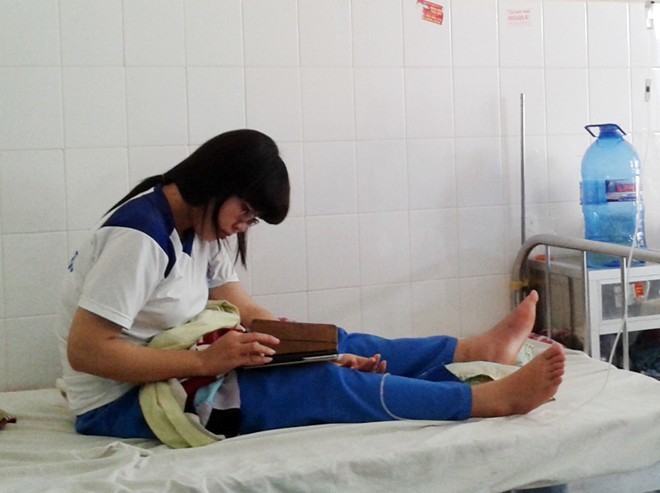 Hai nữ sinh miền Tây bị rắn độc cắn trong đêm