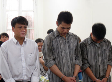 Người phụ nữ bị nhóm côn đồ theo dõi, tạt a xít