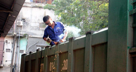 Vào công xưởng ‘cắt gọt’ xe quá tải