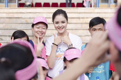 Á hậu Hoàng Anh, Trà Ngọc Hằng tham gia xác lập kỷ lục Guiness