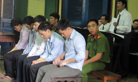 Đánh chết bạn tù nhiễm HIV, 5 bị cáo lãnh án