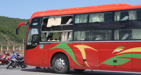 Nổ lớn trên xe giường nằm, 3 người bị thương nặng